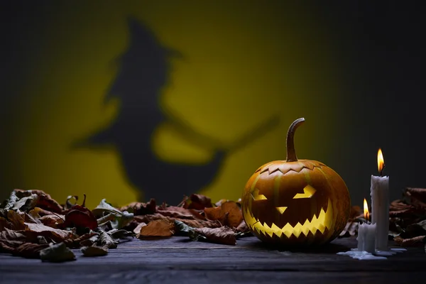 Abóboras para Halloween e a silhueta de uma bruxa — Fotografia de Stock