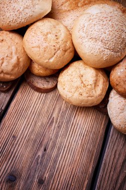 Tahta bir masada taze ekmek.