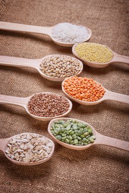 Kabuğu çıkarılmış tane kaşık çuval bezi üzerinde içinde