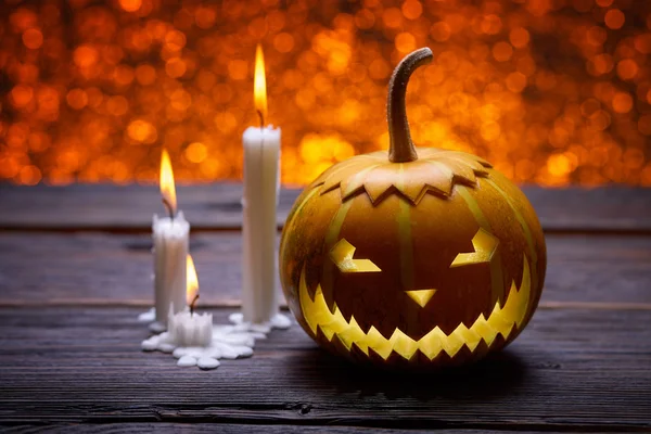 Abóboras para Halloween e velas acesas — Fotografia de Stock