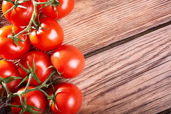 Tomat matang di atas meja kayu — Stok Foto