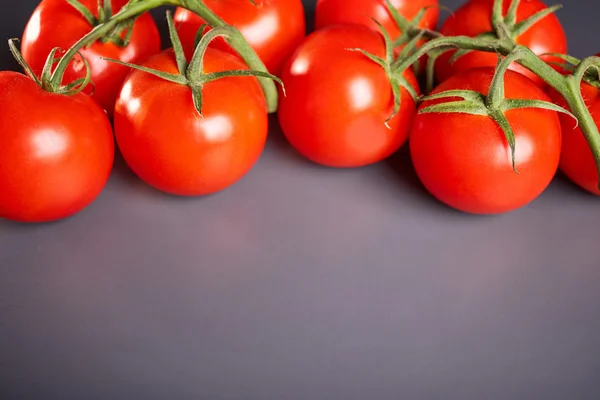 Tomat matang pada latar belakang abu-abu — Stok Foto