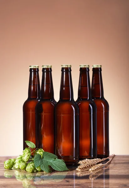 Темне пиво та інгредієнти для заварювання — стокове фото