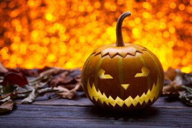 Bir kupa ile Cadılar Bayramı için kabak