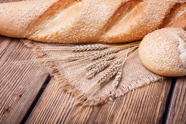 taze ekmek ve buğday kulaklar