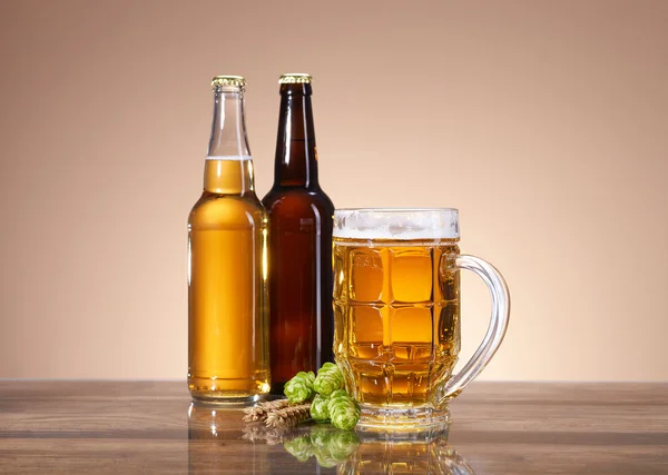 Асортимент пива та інгредієнтів для заварювання — стокове фото