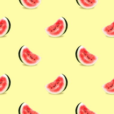 Parlak bir zemin üzerinde olgun karpuz dilimleri, kusursuz desen..