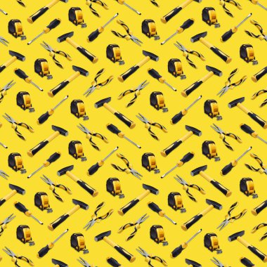 Parlak bir arka planda, pürüzsüz bir desen üzerinde el araçları kümesi.