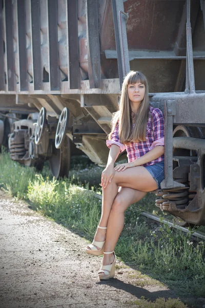 Hermosa chica en el ferrocarril — Foto de Stock