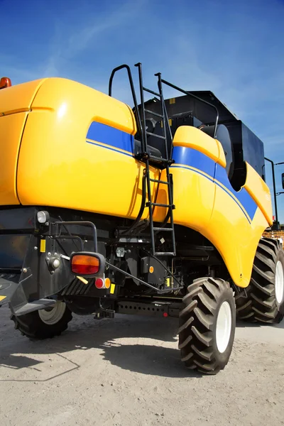 Yellow combine harvester — Stock Photo, Image