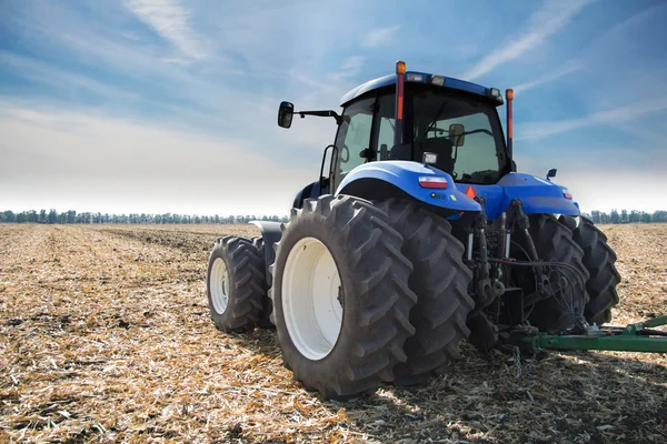 Traktor di ruas — Stok Foto