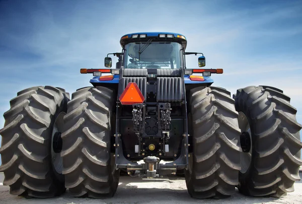 巨大な車輪の上の農場トラクター — ストック写真