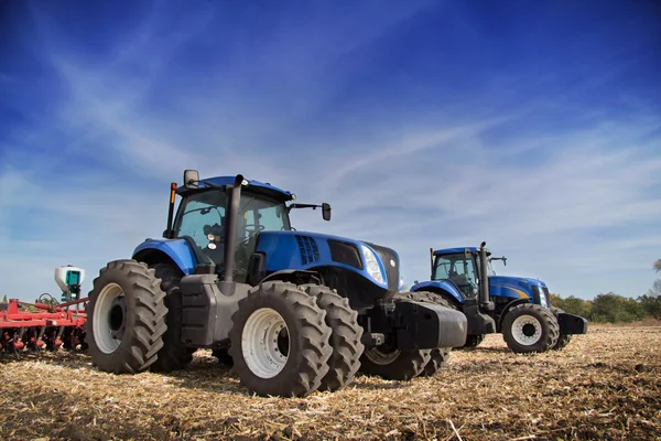 Två traktor borrar i fältet — Stockfoto