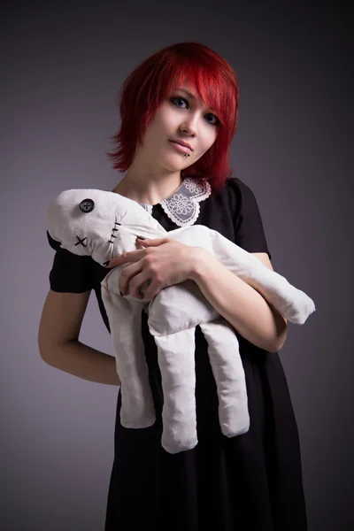 縫いぐるみ人形と赤い髪の少女 — ストック写真