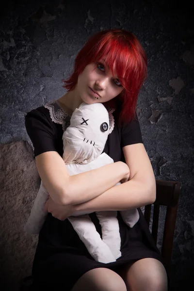 赤い髪の少女と人形の椅子の上 — ストック写真