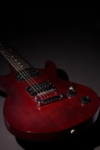 Guitarra elétrica em um fundo escuro — Fotografia de Stock