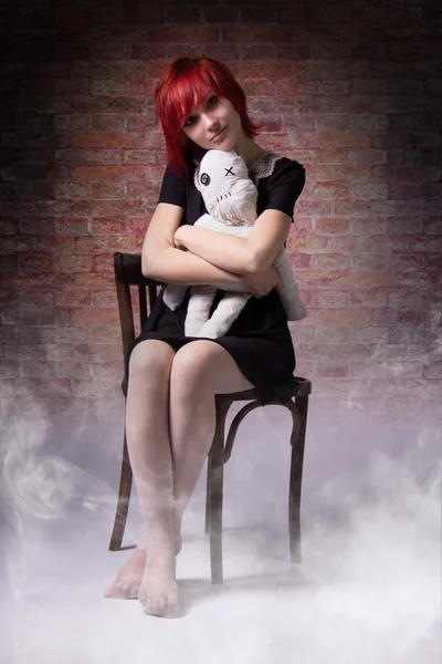 霧の中で椅子に人形を持つ少女 — ストック写真
