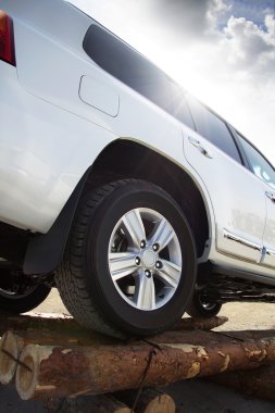 Bir ülke yolda beyaz jeep.