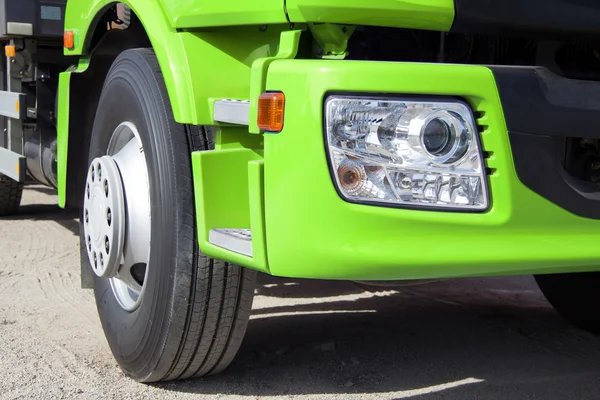 Camion verde con ruote grandi — Foto Stock