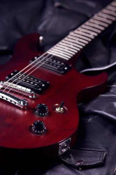 Fekete bőr és elektromos gitár — Stock Fotó