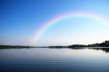 Bir yaz gününde nehir manzarası