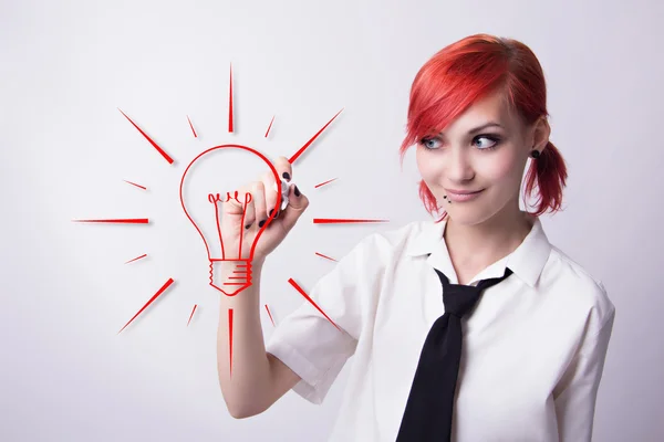 Young girl paints a marker light bulb — Stock Photo, Image