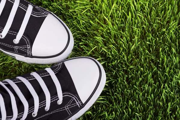 Туфли крупным планом на зеленой траве — стоковое фото