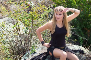 güzel bir kız bir yürüyüş