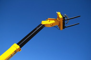 Forklift gökyüzüne karşı işaret