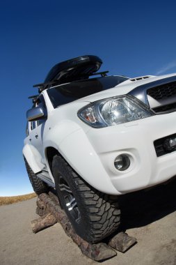 Yolda güçlü jeep