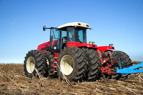 Trator poderoso trabalhando no campo — Fotografia de Stock