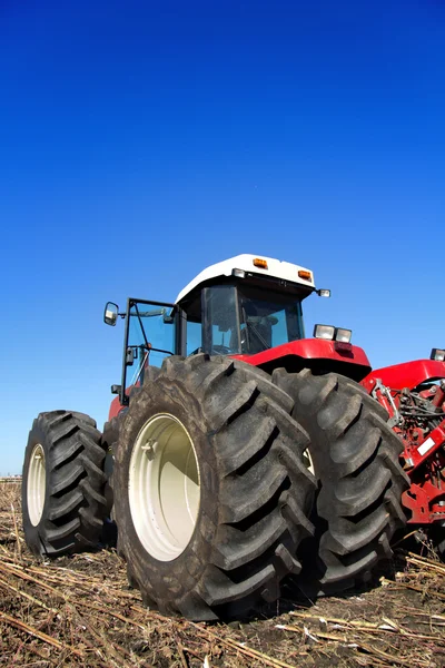 Potente tractor agrícola en un campo — Foto de Stock