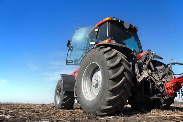 Traktor yang bekerja di lapangan hari cerah — Stok Foto