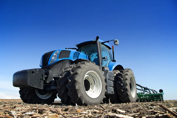 Silný traktor v oboru — Stock fotografie