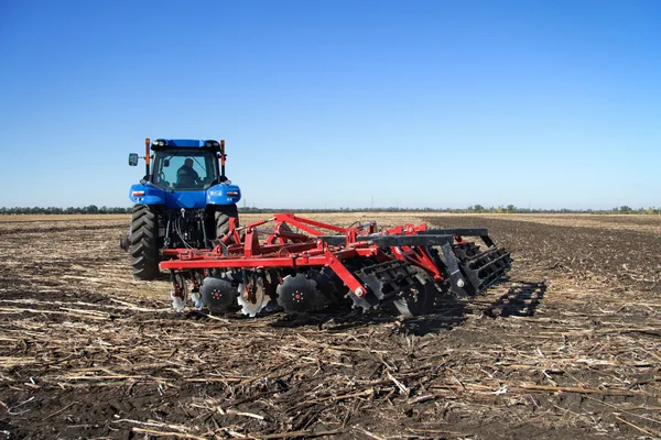 Powerful tractor plowing a field — Stock Photo, Image