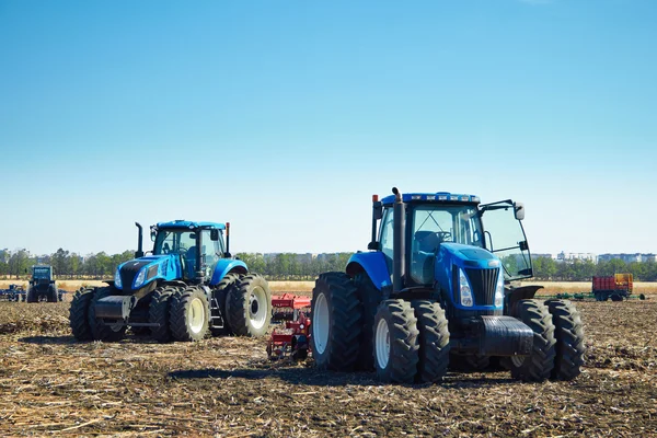 Máquinas agrícolas em campo — Fotografia de Stock