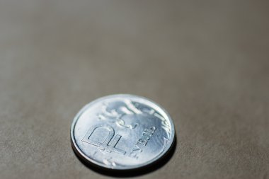 Yeni para eski kağıt arka plan üzerinde bir Rus Rublesi