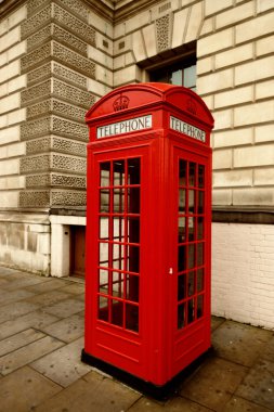 Geleneksel kırmızı Londra telefon kulübesi, Londra, İngiltere