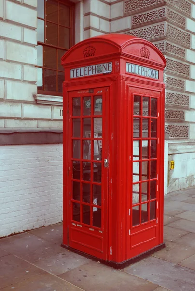 Traditional red London phone booth, London, UK — Stock Photo, Image