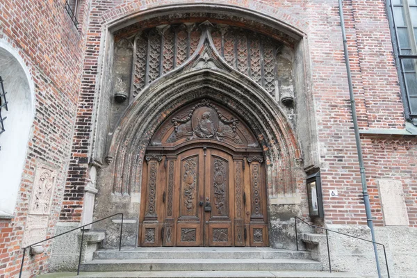 Portes médiévales de la célèbre cathédrale Notre-Dame d'Allemagne - Frauenkirche à Munich, Allemagne — Photo