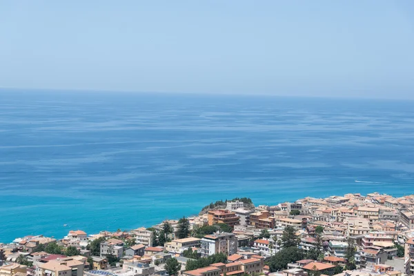 Calabria görünümünden yüksek İtalyan Tropea şehir — Stok fotoğraf