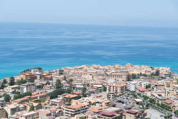 Italské město Tropea v Kalábrii pohled z vysokého — Stock fotografie