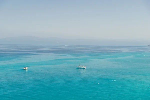 küçük teknelerle berrak denize yakın kasaba tropea bölge Calabria - İtalya