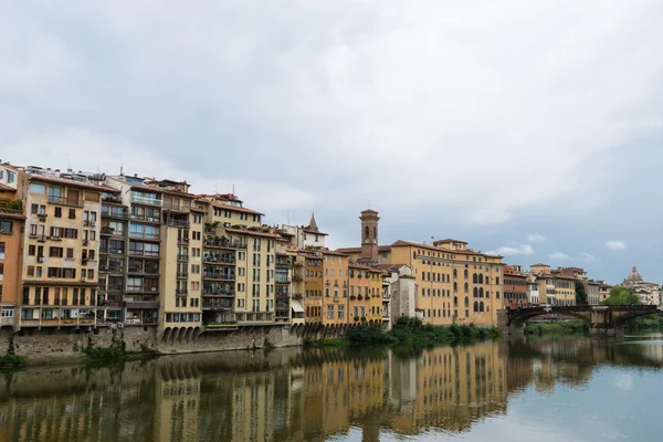 Rivier de Arno, rivier in Florence, Italië — Stockfoto
