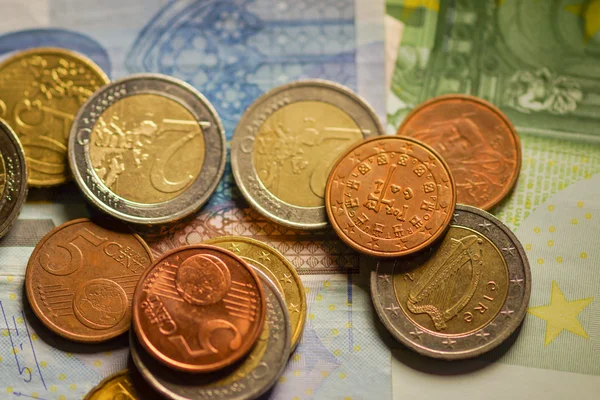 欧元纸币和硬币钱. — 图库照片