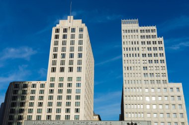 Ünlü Potsdamer Platz de Berlin.