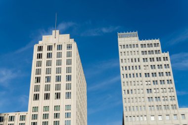 Ünlü Potsdamer Platz de Berlin.