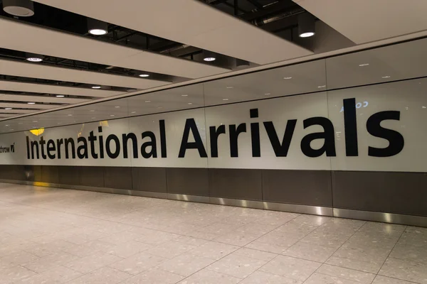 Binnen Heathrow Airport Terminal 5 aankomsten in Londen, Engeland — Stockfoto