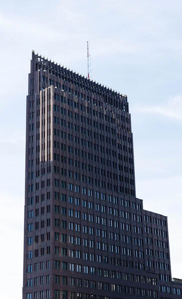Potsdamer Platz üzerinde gökdelenler.