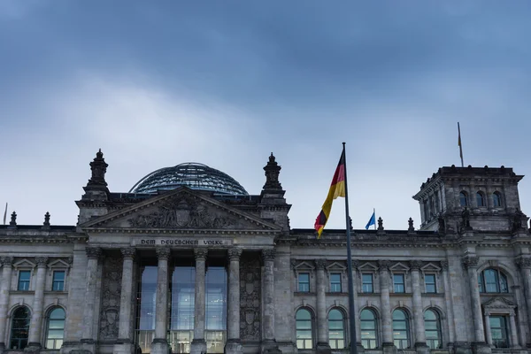 Reichstag ana giriş.